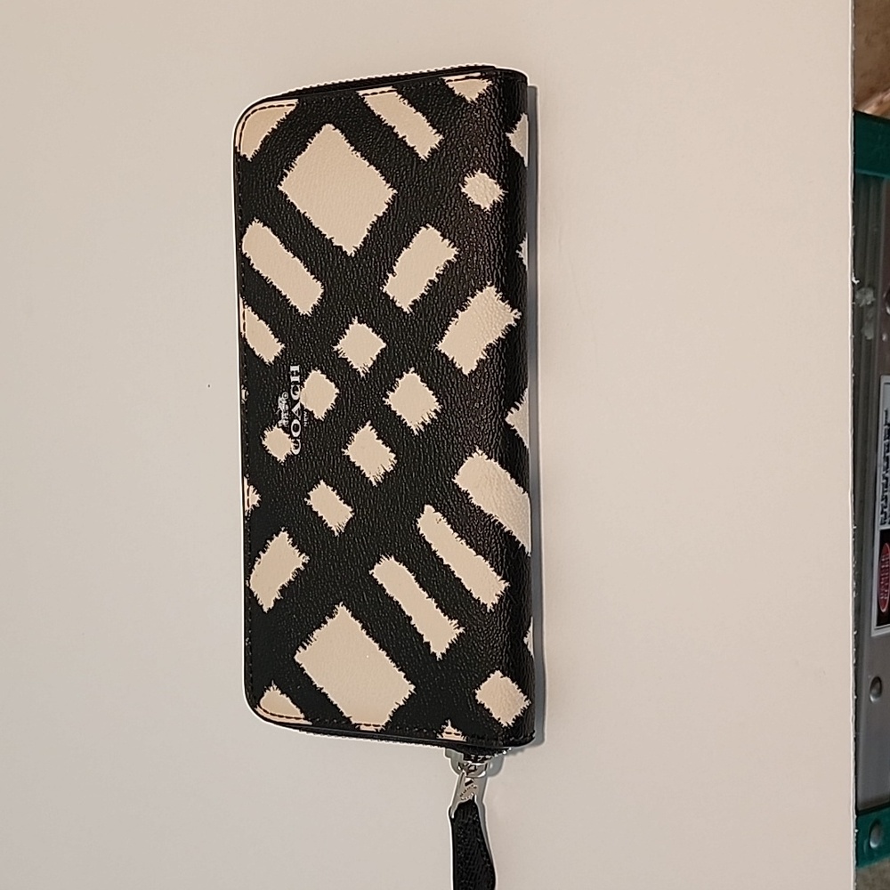 COACH "WILD PLAID" WALLET Zippered LARGE in Black & White MINT!